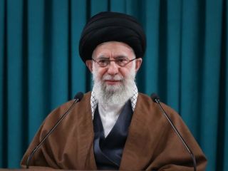 خامنه‌ای: اگر مردم در اوکراین وارد میدان می‌شدند، وضع دولت و مردم اوکراین این طوری نمی‌شد