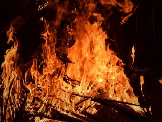 تحقیقات پلیس برای رازگشایی مرگ زن میانسال و دختر ۳ ساله اش در میان آتش