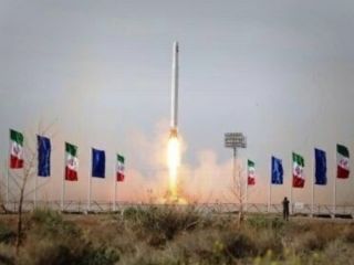 نیروی هوافضای سپاه پاسداران «دومین ماهواره نظامی ایران با نام نور-۲» را به فضا پرتاب کرد