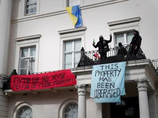 اشغال عمارت متعلق به یک الیگارش روسی در لندن توسط معترضان جنگ