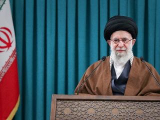 حمایت تلویحی خامنه ای از ادامه مذاکرات احیای برجام: کسانی که در این زمینه در حال تلاش هستند، کار خود را دنبال کنند