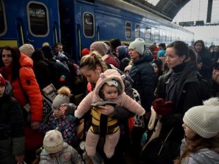 قاچاقچیان انسان بدنبال زنان جوان اوکراینی که از جنگ گریخته اند