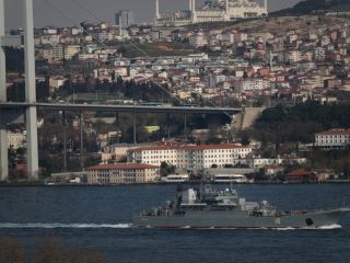 دیده شدن مین سرگردان در تنگه بسفر ترکیه موجب توقف تردد کشتی ها شد