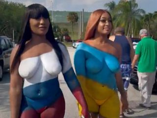 مدل‌های برهنه بدن‌شان را برای صلح روسیه و اوکراین نقاشی کردند