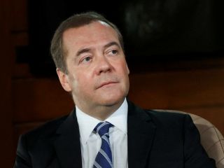 مدودف: روسیه حق دارد از سلاح هسته‌ای استفاده کند