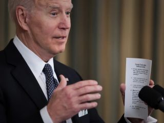 بایدن برای اینکه گاف ندهد دست به دامن برگه تقلب شد