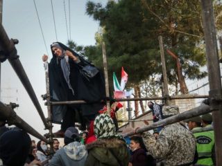 حمله به زنان پشت درهای ورزشگاه مشهد با اسپری فلفل؛ «مجری دستورات تهران بودیم»