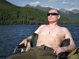 پوتین با عصاره شاخ گوزن حمام می‌کند