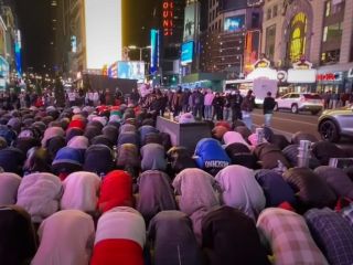 نماز خواندن مسلمانان برای اولین بار در میدان تایمز نیویورک - ویدیو
