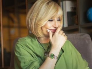 رونمایی و تبلیغ ساعتی با نام «فرح» توسط گوگوش