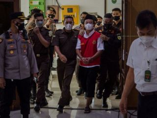 معلم اندونزیایی که به ۱۳ دختر دانش آموز تجاوز کرده بود به اعدام محکوم شد