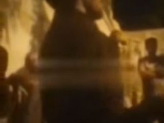 مجادله مردم با مردی که می گوید مسئول اسلامی است و سیلی توی گوش یک دختر زده است