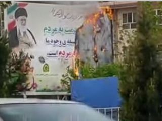 به آتش کشیدن بنر خامنه ای در قم در روز روشن