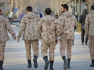 یک قرن با پوتین و کلاه سربازی؛ از «قبله عالم» تا «ولی امر»