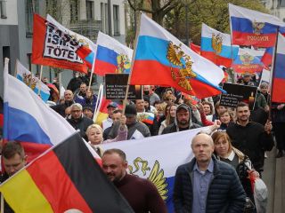 تظاهرات روس زبان‌ها در آلمان در اعتراض به «تبعیض» پس از تهاجم روسیه به اوکراین