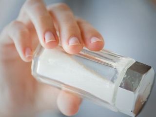 در روز چقدر نمک بخوریم؟