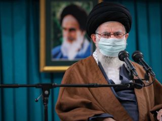 خامنه‌ای بر خلاف آمار بانک مرکزی، میزان بدهی خارجی ایران را «نزدیک به صفر» اعلام کرد