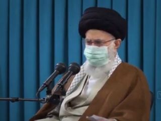 خامنه ای: تشویق جوان نخبه به ترک کشور خیانت است/ جوان های نخبه در کشور می توانند رشد کنند