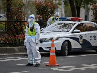 برخورد تند مردم شانگهای با مسئولان قرنطینه - ویدیو