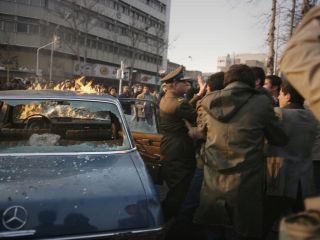 لحظاتی که رییس آجودانی ژاندارمری توسط انقلابیون ۵۷ اسیر شد