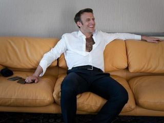 ماجرای جنجالی موهای سینه ماکرون در یک عکس