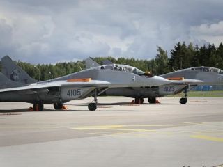 چه کسی به اوکراین هواپیماهای جنگنده تحویل داده است؟