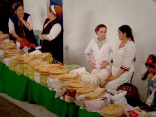 پلیس ترکمنستان مردم را تهدید کرد: اگر نان اضافی بخرید ۱۵ روز زندانی می شوید