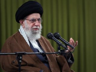 دانشجویان در دیدار با خامنه ای خواستار پس گرفتن عنوان «انقلابی گری » از مجلس شدند