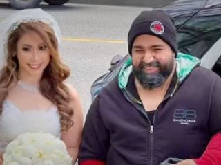 رضا صادقی در خیابانی در کانادا عروس و داماد را سوپرایز کرد