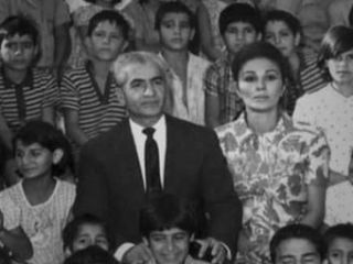بازدید محمدرضا شاه پهلوی و فرح از مرکز کودکان بی‌سرپرست