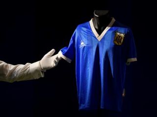 پیراهن «دست خدا» مارادونا در حراجی ساتبی رکورد زد