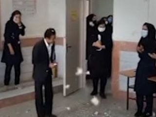 استقبال دانش‌آموزان از معلمشان ابراهیم محمودی، پس از آزاد شدن از زندان در الیگودرز
