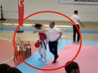 سیلی مربی به دختر تکواندوکار پس از شکست در ترکیه جنجالی شد