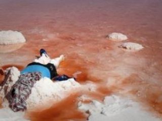 آب تنی زنان در دریاچه ارومیه به روش جمهوری اسلامی