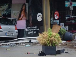 راندن خودرو به سمت عابران در برلین: یک زن کشته و چندین نفر زخمی شدند