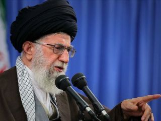 خامنه ای از اینکه شرایط ممکن است یک‌شبه از کنترلش خارج شود، نگران است