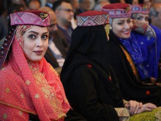 مهمانداران خطوط هوایی داخلی ایرانی با لباسهای زیبای محلی
