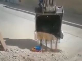 راننده بیل مکانیکی مهربان، کامیون اسباب بازی کودک را پُر می کند