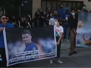 تجمع مقابل باشگاه استقلال در حمایت از وریا غفوری