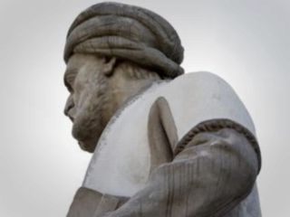 دو رنگ شدن مجسمه میدان فردوسی تهران در اثر شست و شوی غیر اصولی