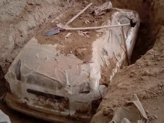 «خودروی ملا عمر» از خاک بیرون کشیده شد