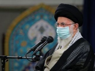 خامنه‌ای: غربی ها از زن ایرانی عصبانی هستند و به بهانه حجاب، اقدام به شبهه‌افکنی و فضاسازی می‌کنند