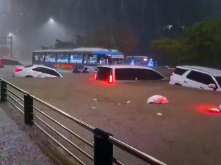 شدیدترین سیل در سئول در ۱۰۲ سال گذشته؛ ایستگاه قطار و اتوموبیل ها زیر آب رفتند - ویدیو