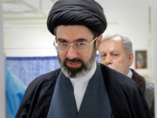 تلاش خامنه ای برای موروثی کردن رهبری و  فرار فرزندش مجتبی از سرنوشتی همانند احمد خمینی