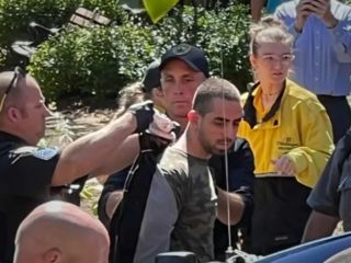 ضارب سلمان رشدی، لبنانی تبار است / وی به «تعرض» و «اقدام به قتل» متهم شد