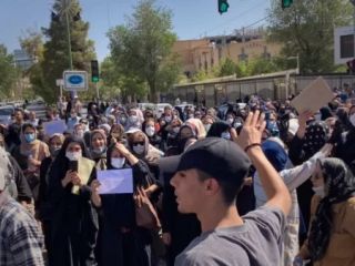 اعتراض به  ۹ روز بی آبی در شهر کرد با شعار « مرگ بر رئیسی»