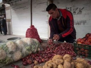 ادامه سبزی فروشی مسعود رستگار قهرمان جودوی جهان؛ مسئولان می‌آیند عکس می‌گیرند می‌روند