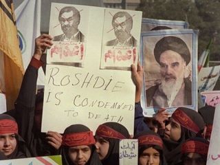 سلمان رشدی؛ آیا دیداری «تصادفی» در فرودگاه منجر به فتوا شد؟