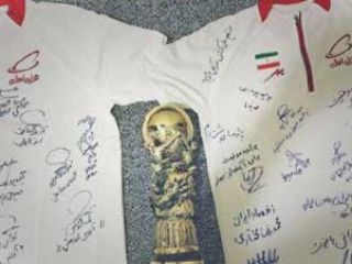 فروش پیراهن کشتی و تندیس ملی برای نجات مرد اعــــدامی