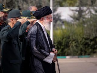 فرمان خامنه‌ای: معترضان را مثل علف هرزه درو کنید و دور بیندازید